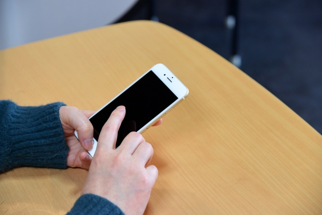 スマホで監視カメラの映像を確認するイメージ画像