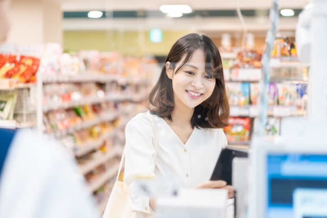 買い物中の女性のイメージ画像