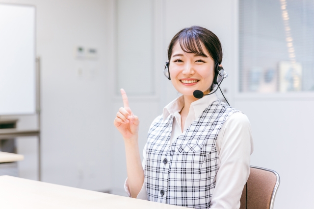 Q&Aに答える女性のイメージ画像
